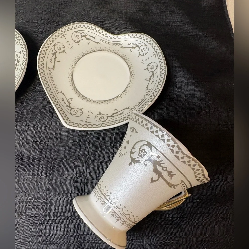 D'Lusso Elegant White and Silver Tea Cup Set - Picture 5 of 8